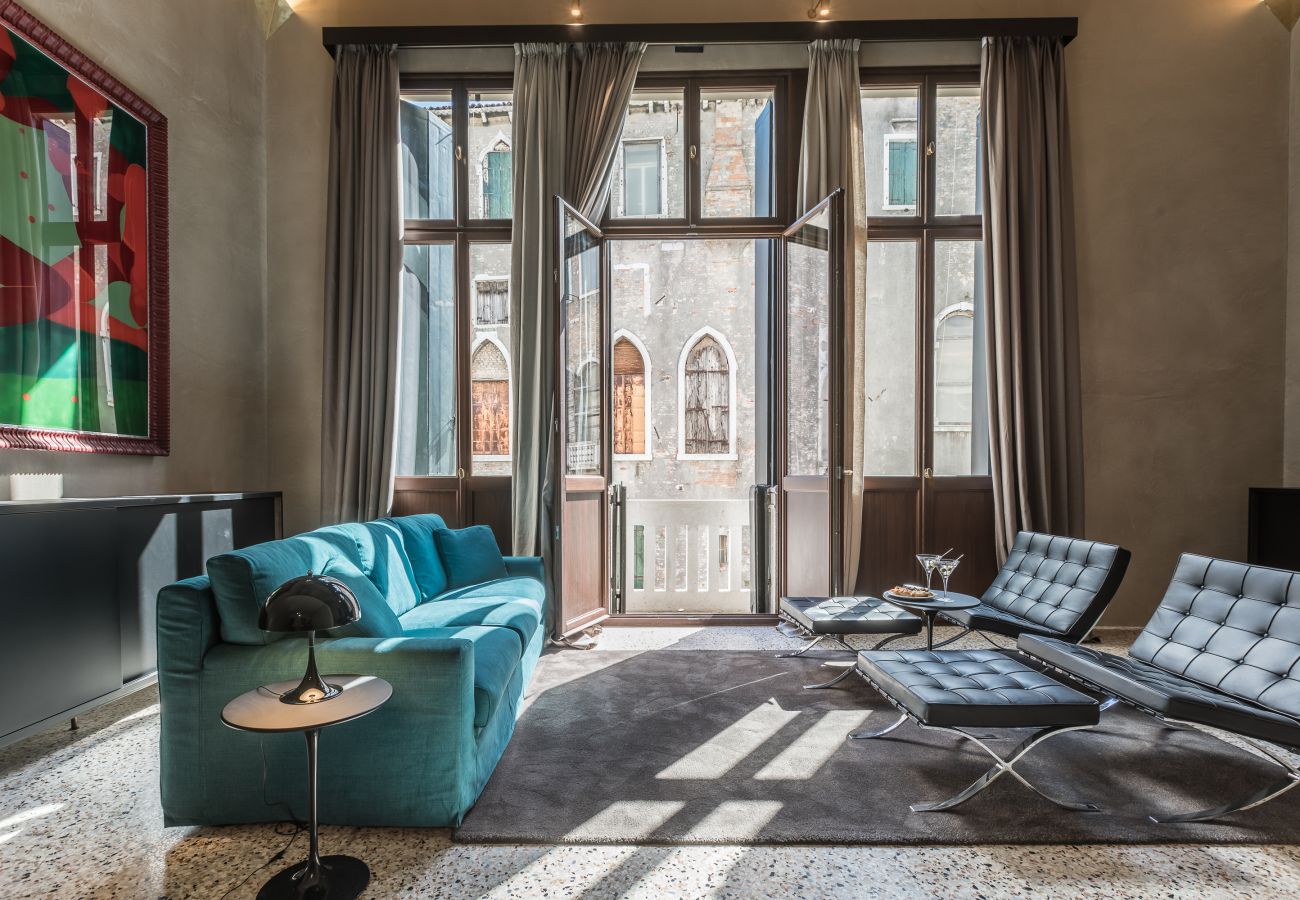 Apartamento en Venecia - Varoter Canal-View Pied-à-Terre with Balcony