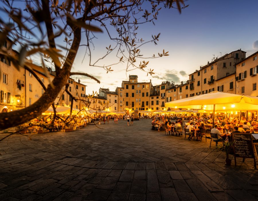 Lucca is the capital of the province of Lucca in Tuscany with about 90,000 inhabitants. It lies in the valley of the river Serchio about 20 km northeast of Pisa and 20 km east of the Tuscan coast. In the 13th and 14th centuries, Lucca was one of the most influential European cities.