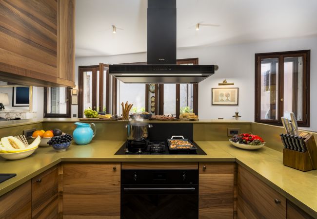 Apartment in Venice - The Yacht House Canal View Apartment in Venice - The Yacht House Canal View