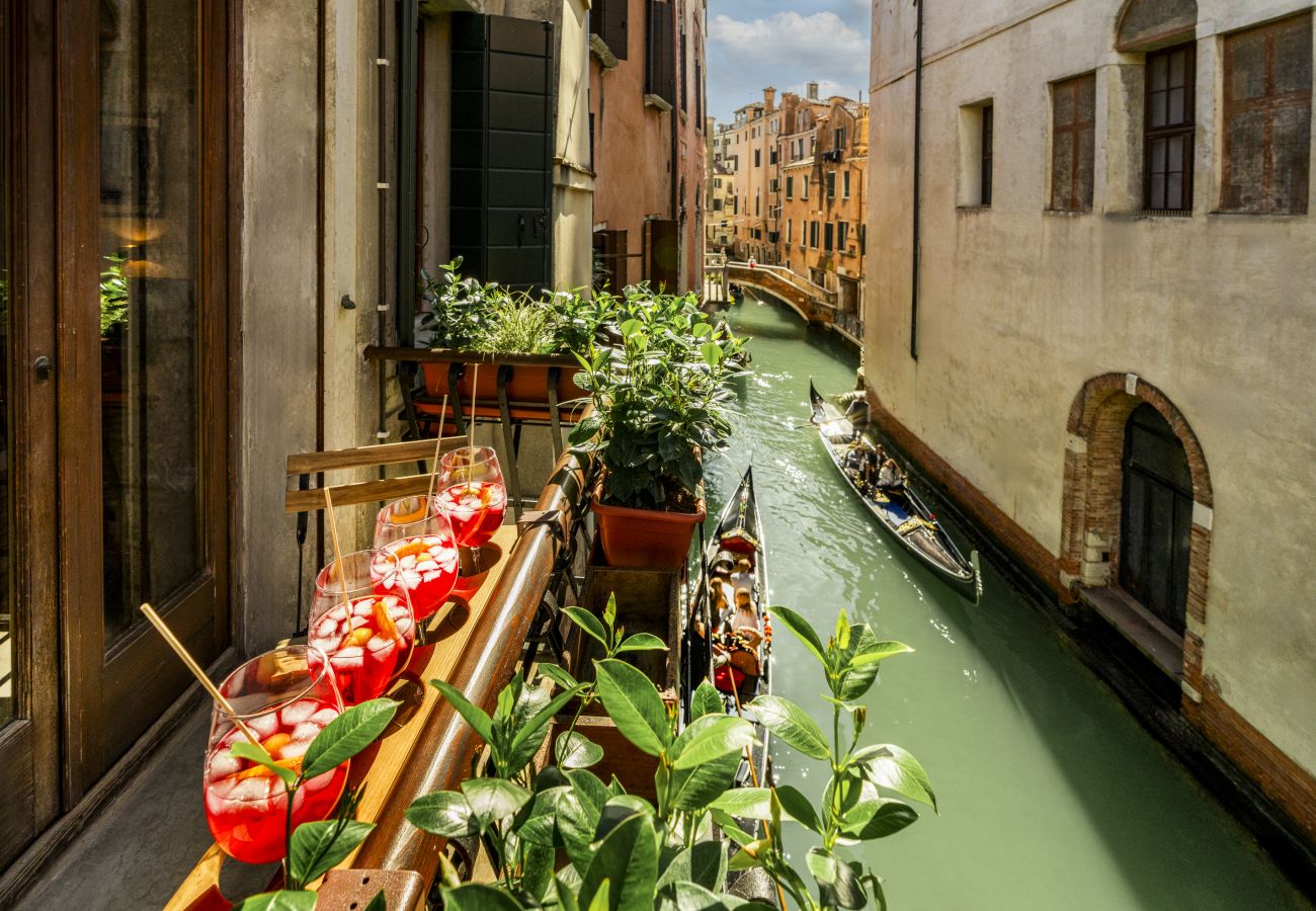 Apartment in Venice - The Yacht House Canal View Apartment in Venice - The Yacht House Canal View