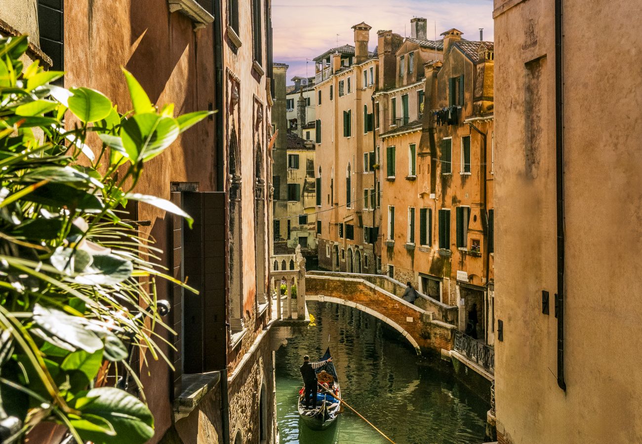 Apartment in Venice - The Yacht House Canal View Apartment in Venice - The Yacht House Canal View